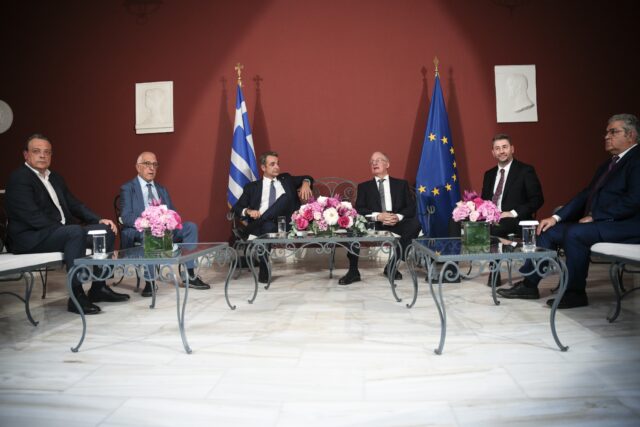 Προεδρικό Μέγαρο: Ψυχρό το κλίμα στη δεξίωση για την 51η Επέτειο Αποκατάστασης της Δημοκρατίας