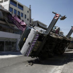 Γερανοφόρο έπεσε πάνω σε διώροφη οικία στο Περιστέρι