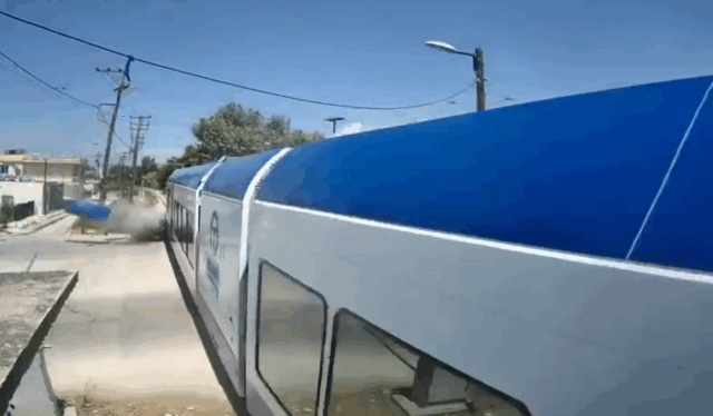 Πάτρα: Απεγκλωβίστηκε ο οδηγός του αυτοκινήτου που συγκρούστηκε με τον Προαστιακό