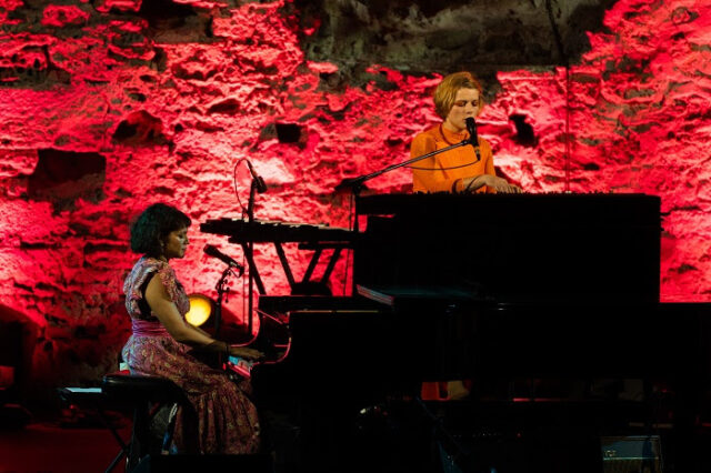 Sani Festival 2025: Εντυπωσιακή εμφάνιση με sold-out συναυλία από την Norah Jones