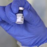 Η κυβέρνηση των ΗΠΑ βάζει τέλος στη δίωξη γιατρού κατηγορούμενου πως κατέστρεφε εμβόλια κατά της COVID-19