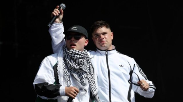 Στο αρχείο η έρευνα της αστυνομίας σε βάρος των Kneecap για τις δηλώσεις κατά του Ισραήλ