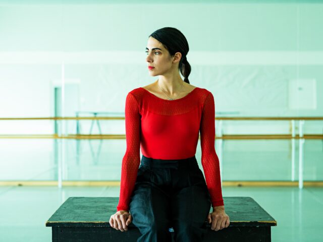 Η Εύα Γεωργιτσοπούλου στην παράσταση Friend with the Mountain συνομιλεί με την ιστορική ταυτότητα του ζεϊμπέκικου