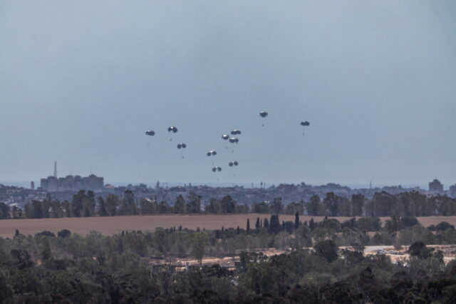 Η Ισπανία προχώρησε στη ρίψη 12 τόνων τροφίμων στη Λωρίδα της Γάζας
