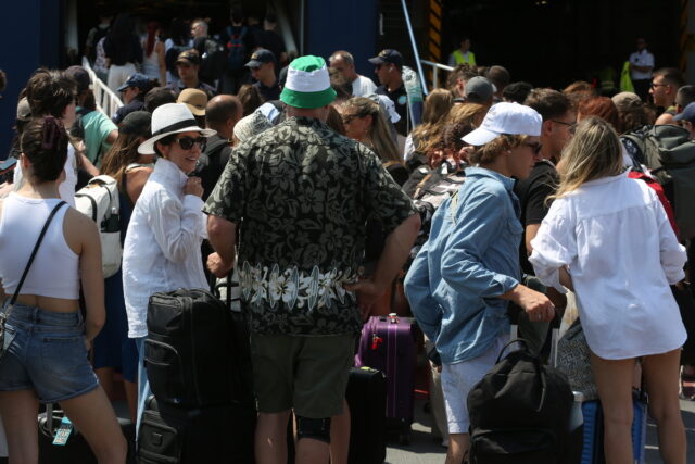 Απαγόρευση απόπλου: Ταλαιπωρία για χιλιάδες επιβάτες στον Πειραιά