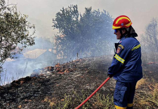 Αγρίνιο: Φωτιά σε χαμηλή βλάστηση στην περιοχή Σκάλωμα