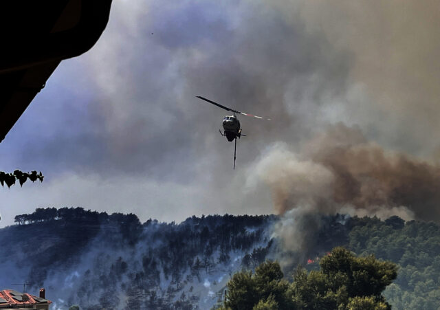 Ζάκυνθος: Μεγάλη αναζωπύρωση στο χωριό Κοιλιωμένος
