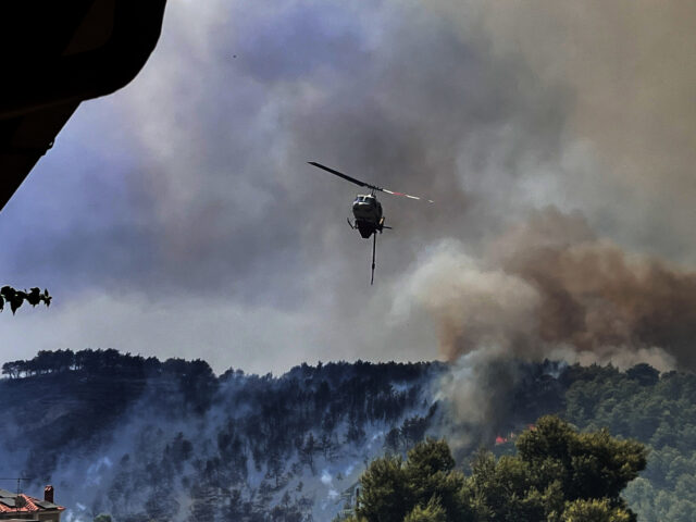 Μαίνεται η πυρκαγιά που ξέσπασε χθες στη Σκιάθο