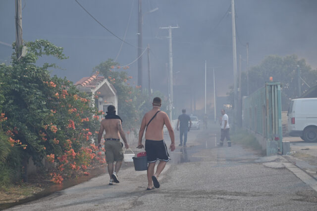 Σε εξέλιξη οι πυρκαγιές σε Συχαινά και Δυτική Αχαία – Ζημιές στη ΒΙ.ΠΕ Πατρών