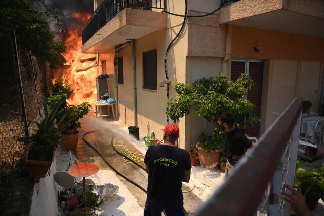 Σε πύρινο κλοιό η Πάτρα – Κραυγή αγωνίας από τον Αντιδήμαρχο