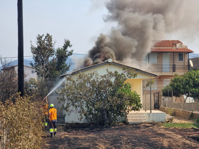 Χίος: Μάχη να μην περάσει η φωτιά στα Χάλανδρα