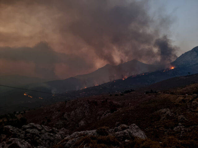 Συνεχίζεται η μάχη με τις φλόγες σε Πάτρα και Χίο – Σε ύφεση τα μέτωπα σε Ζάκυνθο και Πρέβεζα
