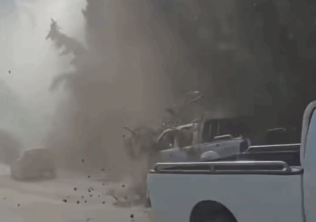 Αχαΐα: Ελικόπτερο ρίχνει νερό σε διερχόμενα οχήματα [ΒΙΝΤΕΟ]