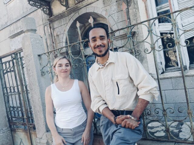 Μάρθα Μαυροειδή & Ari Tavares: Οι Μικρές Κυκλάδες βουτάνε σε νέο φως