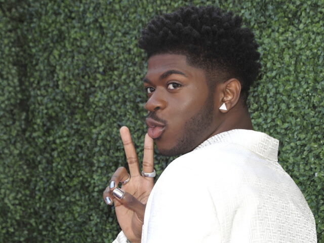 Νοσηλεύεται φρουρούμενος ο Lil Nas X – Κυκλοφορούσε στους δρόμους μόνο με το εσώρουχό του