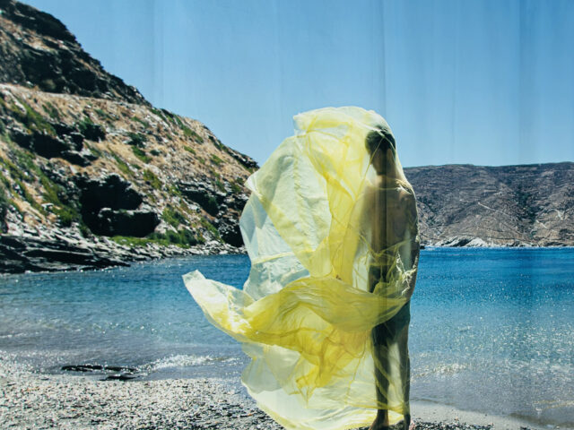 The House With the Mill: Στην Άνδρο, η τέχνη βρίσκει καταφύγιο στα πιο απρόβλεπτα σημεία