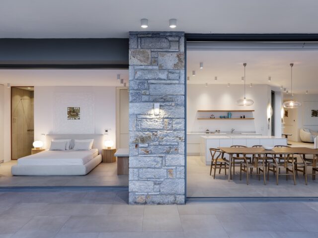 V House: Μια παραθεριστική κατοικία στα Κύθηρα, κρυμμένη σε μια κατάφυτη πλαγιά