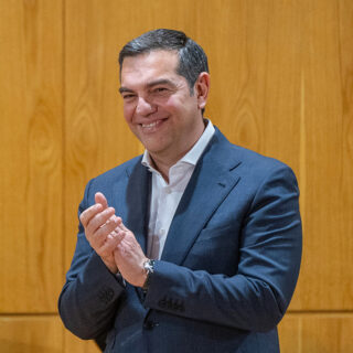 Τσίπρας σε πρώτο πρόσωπο: Επιστροφή με αφήγημα, χρονοδιάγραμμα και αιχμές