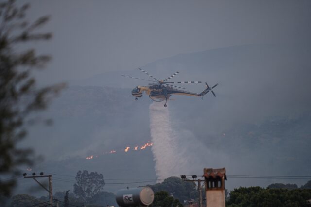 Σε ύφεση οι πυρκαγιές σε ΝΑ Αττική και Ηλεία