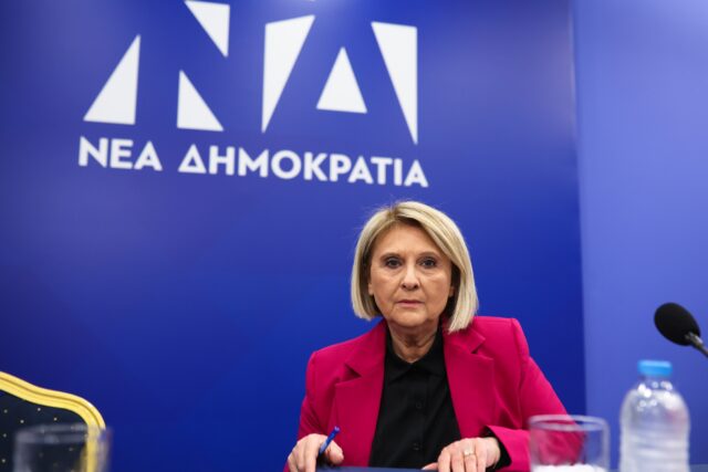 Οι εποχικοί πυροσβέστες απαντούν στη Σοφία Βούλτεψη