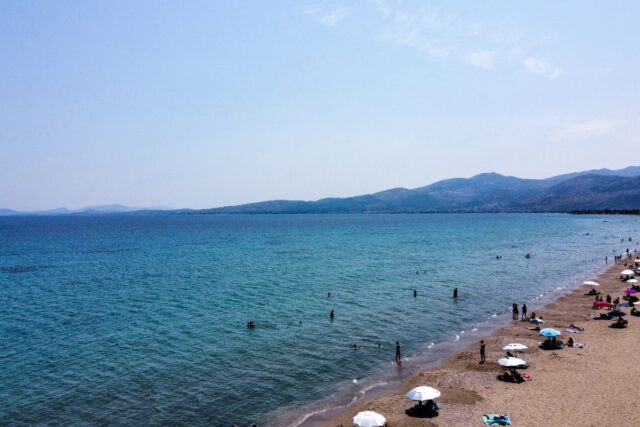 Αυτές είναι οι παραλίες της Αττικής που κρίθηκε ακατάλληλο το κολύμπι