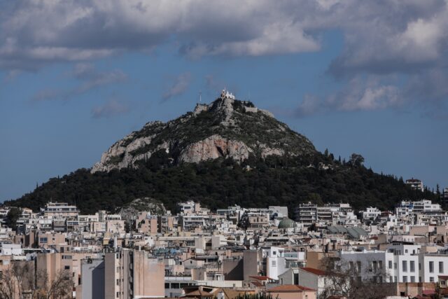 Τουρίστας έπεσε στο κενό από βράχο στον Λυκαβηττό