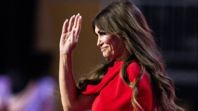 Με Πέτρο Γαϊτάνο ευχήθηκε για τον Δεκαπενταύγουστο η η εκλεκτή του Τραμπ, Κίμπερλι Γκίλφοϊλ