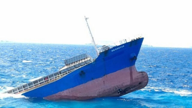 Αναμένεται η ανέλκυση του ημιβυθισμένου φορτηγού πλοίου «MN KOSTAS» στη Σητεία