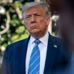 Ο Ντ.Τραμπ επισκέπτεται τους στρατιωτικούς και τους αστυνομικούς που ανέπτυξε στην Ουάσιγκτον