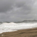 Ο τυφώνας Κατζίκι πλησιάζει απειλητικά το Βιετνάμ, πάνω από 325.000 κάτοικοι απομακρύνονται εσπευσμένα από τα σπίτια τους