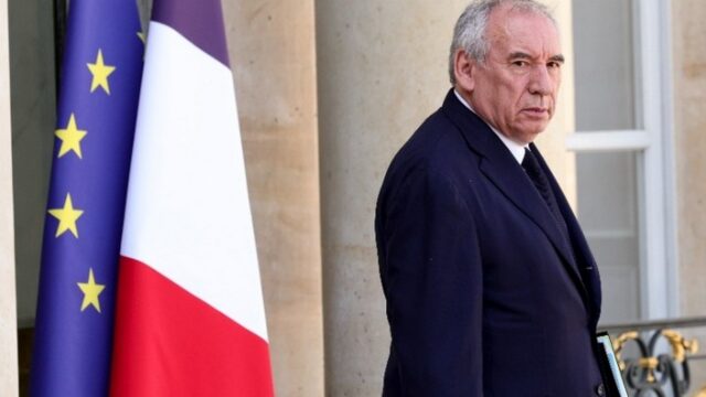 Γαλλία: Μια εκκολαπτόμενη νέα πολιτική κρίση και οι προσπάθειες Μακρόν για καθησυχασμό των αγορών