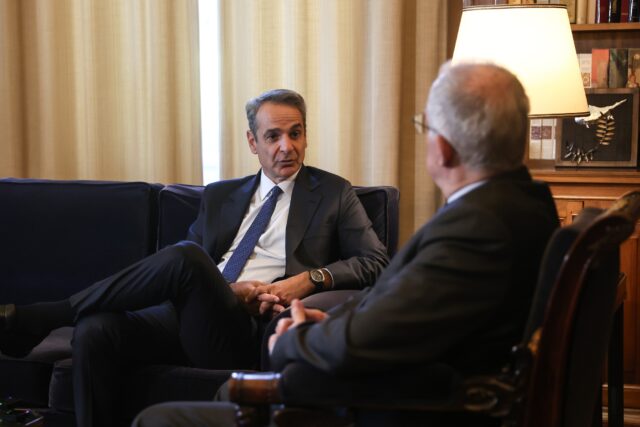 Συνάντηση Μητσοτάκη – Τασούλα με φόντο την ακρίβεια