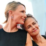 Βενετία 2025: Η Κέιτ Μπλάνσετ εντυπωσίασε στο κόκκινο χαλί