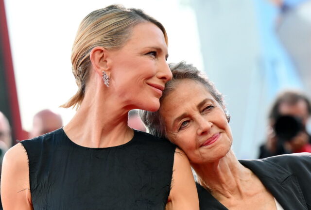 Βενετία 2025: Η Κέιτ Μπλάνσετ εντυπωσίασε στο κόκκινο χαλί