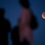 «Ματωμένο Φεγγάρι»: Εντυπωσιακές εικόνες από την ολική έκλειψη της Σελήνης