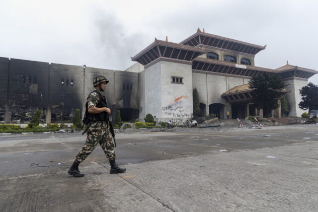 Νεπάλ: Οι διαδηλωτές πυρπόλησαν το κοινοβούλιο