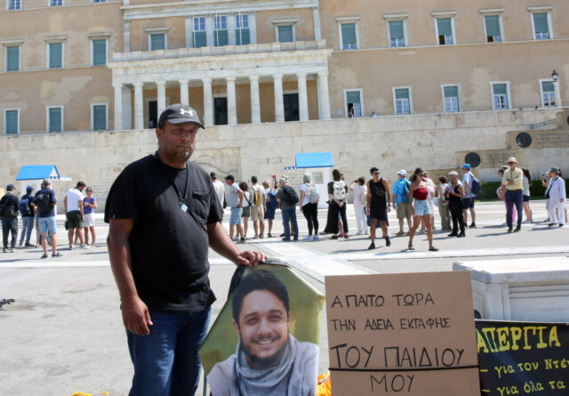 Τέμπη: Σε απεργία πείνας και δίψας ο πατέρας του Ντένις Ρούτσι μπροστά στη Βουλή