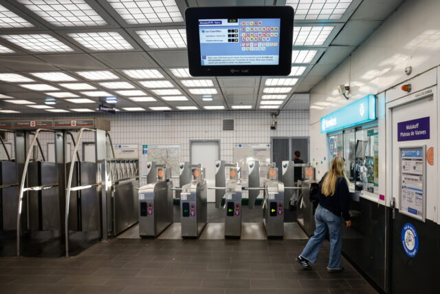 Απεργιακές κινητοποιήσεις παραλύουν τη Γαλλία – Αντιδράσεις στη μεταρρύθμιση συνταξιοδότησης και τις περικοπές