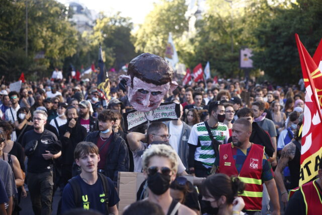 Η μάχη κατά της λιτότητας φουντώνει στη Γαλλία