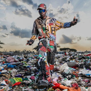 Υψηλή ραπτική από thrift shops και σκουπίδια της fast fashion