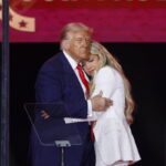 Ο Ντόναντ Τραμπ αποχαιρέτησε τον Τσάρλι Κερκ ως «ήρωα και μάρτυρα» της Αμερικής