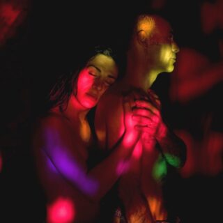 Μια κινηματογραφία που φωτίζει το περιθώριο σαν να ήταν ο πιο οικείος τόπος: Ο Πάνος Χ. Κούτρας σε ένα μεγάλο αφιέρωμα