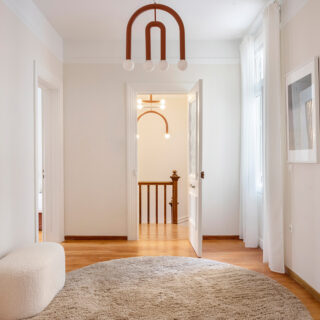 Μια μονοκατοικία με την αστική γοητεία του ’30 και την άνεση του σήμερα