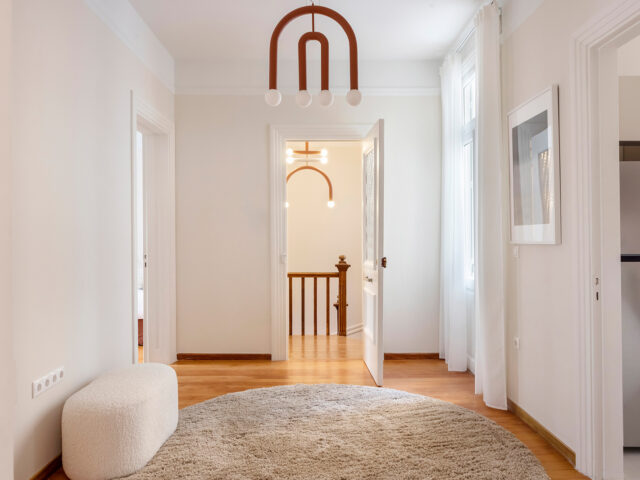 Μια μονοκατοικία με την αστική γοητεία του ’30 και την άνεση του σήμερα