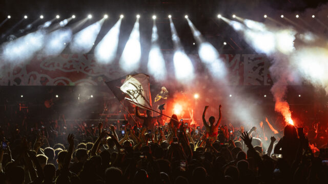 Ο Γιάννης Χαρούλης στήνει ένα ξέφρενο διήμερο γλέντι στο Θέατρο Λυκαβηττού