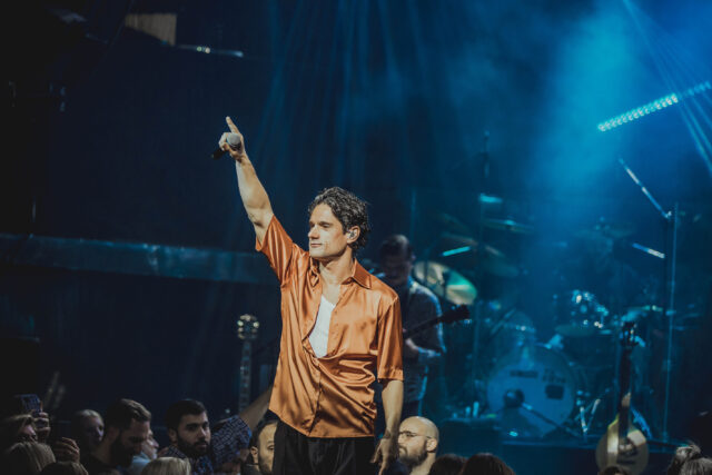 Ο Πάνος Βλάχος live στο Θέατρο Βράχων