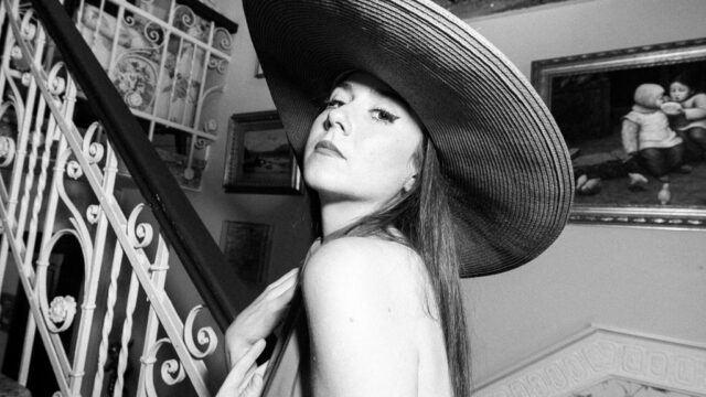 Η Χριστίνα Σαμαρά παρουσιάζει το νέο της βίντεο κλιπ για το “Hotel Gatto Perso”