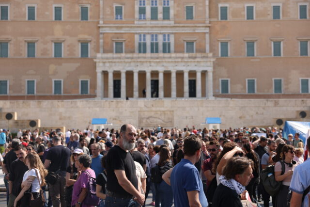 Απεργιακή συγκέντρωση στα Προπύλαια: Ψήφισμα συμπαράστασης στον Πάνο Ρούτσι από τα συνδικάτα
