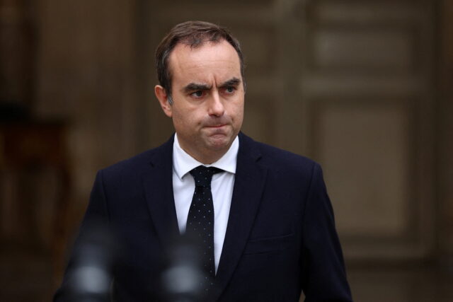 Αντιμέτωπη με προτάσεις μομφής βρίσκεται ήδη η νέα γαλλική κυβέρνηση