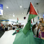 Έφτασαν στο «Ελ. Βενιζέλος» οι 27 Έλληνες ακτιβιστές του Global Sumud Flotilla